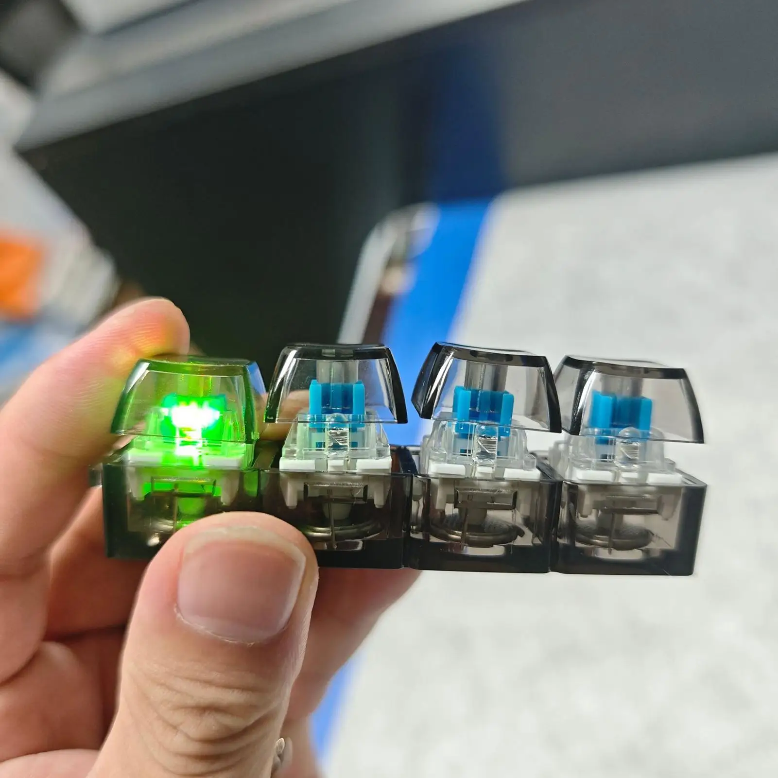 Office Tech And Gadgets - 1/2 Stück LED-Tastatur-Tastenkappen-Stressabbau-Schlüsselanhänger, 4-Tasten-Fidget-Tool für Erwachsene