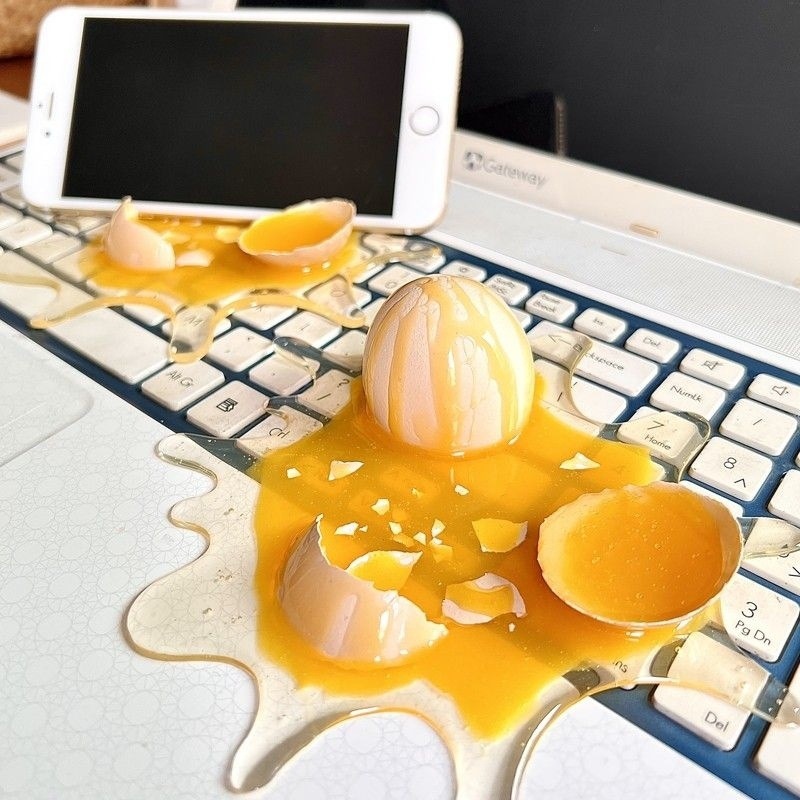 Home Office Tech Gadgets - Handyhalter mit gebrochenem Ei – urkomisches