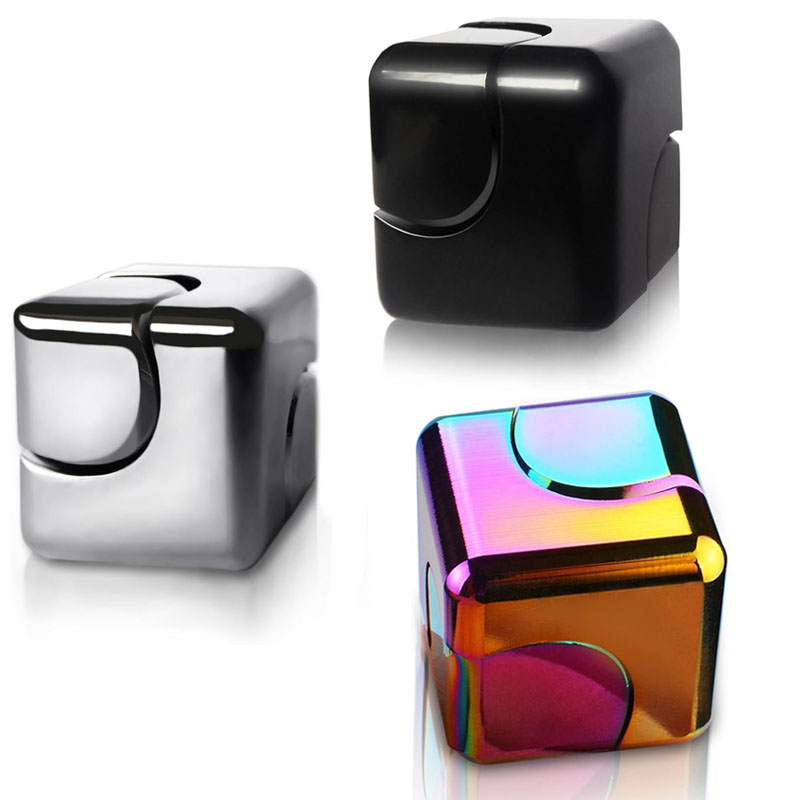 Quadratischer Würfel aus Metal – Cool Office Tech Gadgets Bewertung und Preis